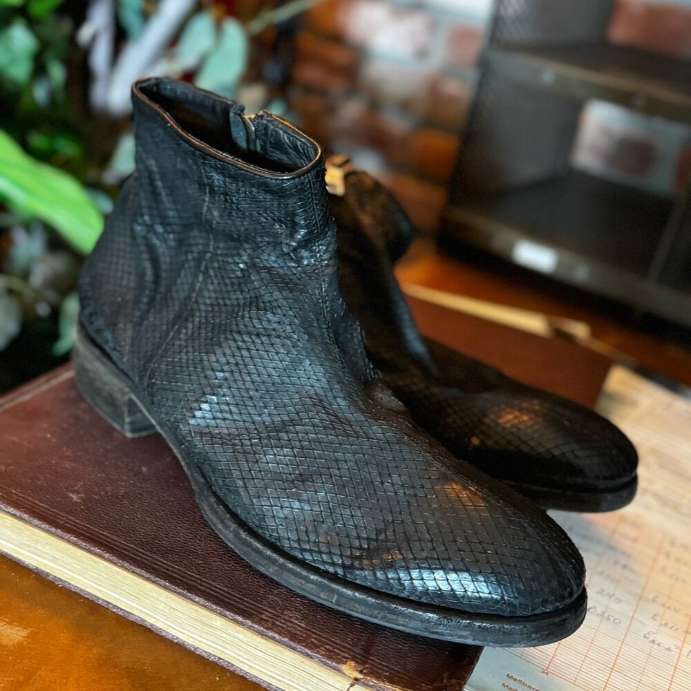 $698 JOHN VARVATOS Snakeskin Embossed Leather BOOTS (sz 10)